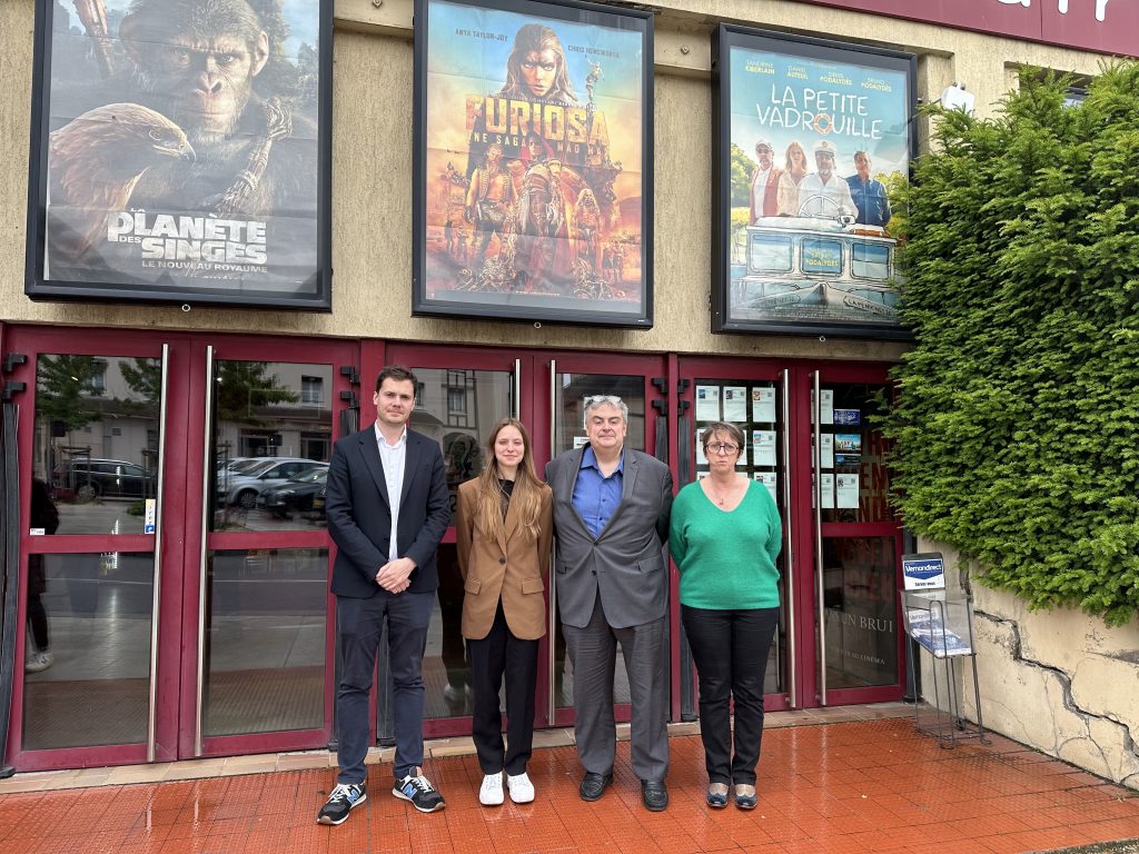 François Ouzilleau, le maire de Vernon, Richard Patry et la famille Cointin lors de leur conference de presse ce jour devant le Cinéma Théâtre.