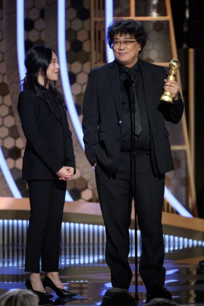 Bong Joon-ho recevant le Golden Globe du meilleur film étranger pour Parasite.